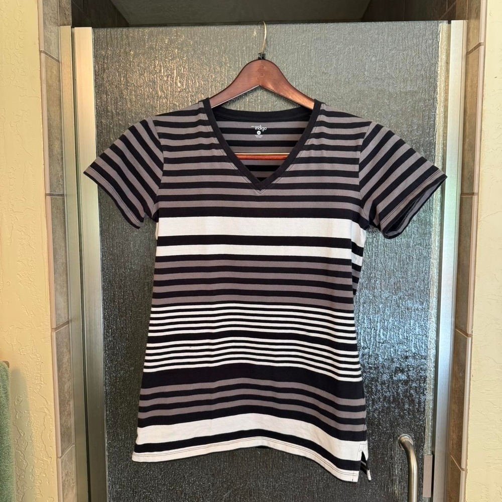 Indigo black, white, and grey horizontal striped v-neck tee in a M